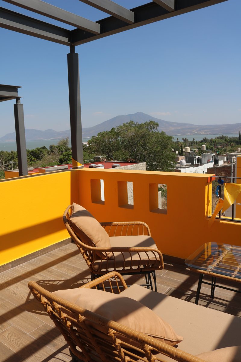 Roof garden con muebles de exterior y vista al lago y la montaña