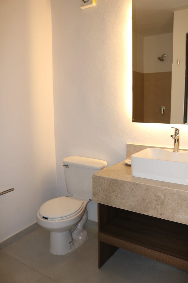 Medio baño con espejo iluminado