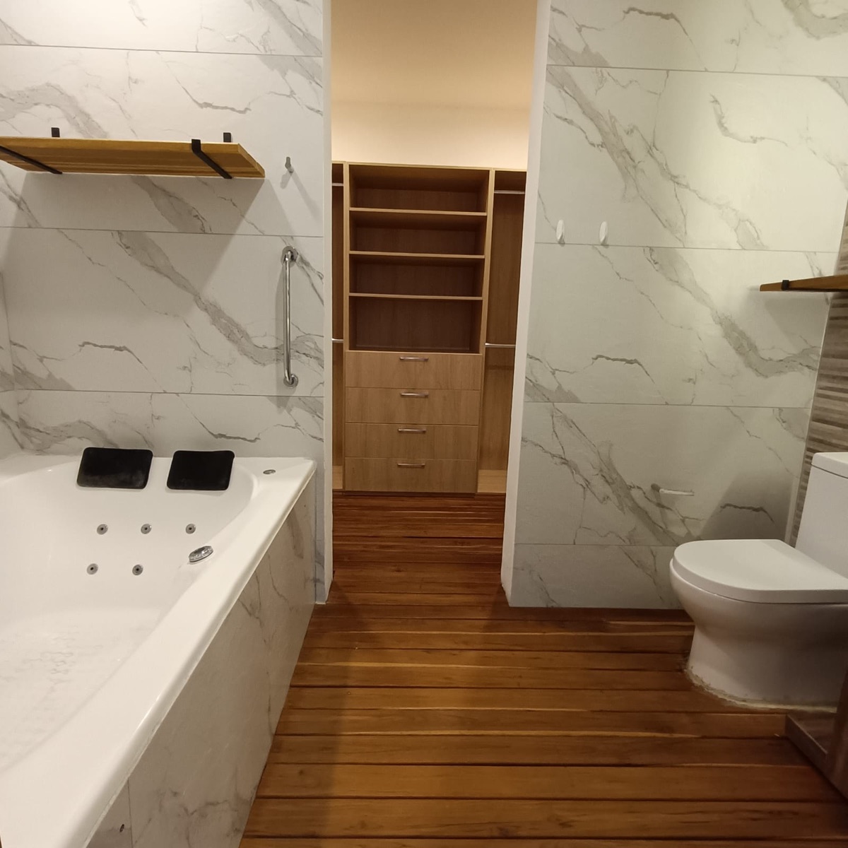 Baño con jacuzzi y vestidor al fondo