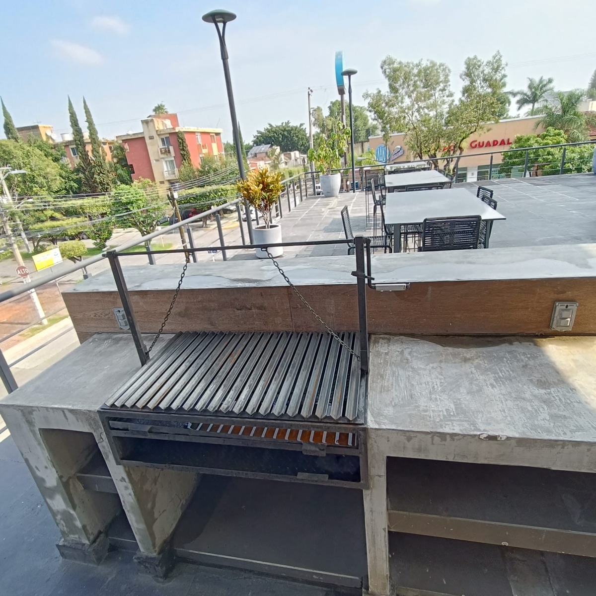Asador de concreto en la terraza común con vista a la calle