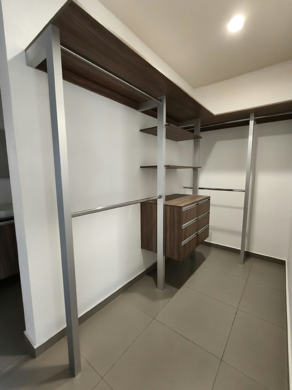 Vestidor con barras para colgar, repisas y cajonera