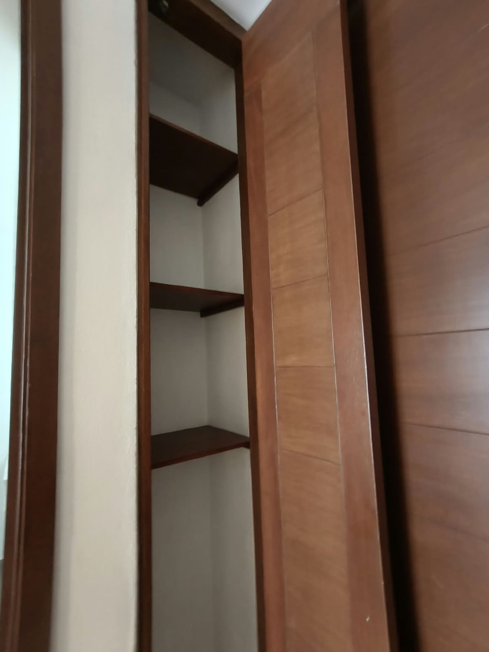 Clóset de blancos con repisas de madera