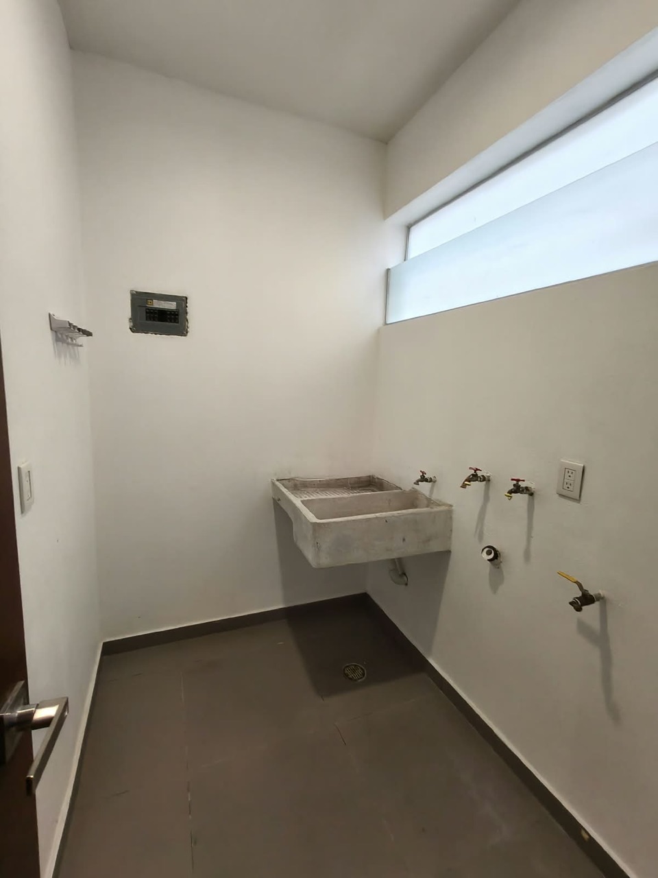 Área de servicio con lavadero y ventana