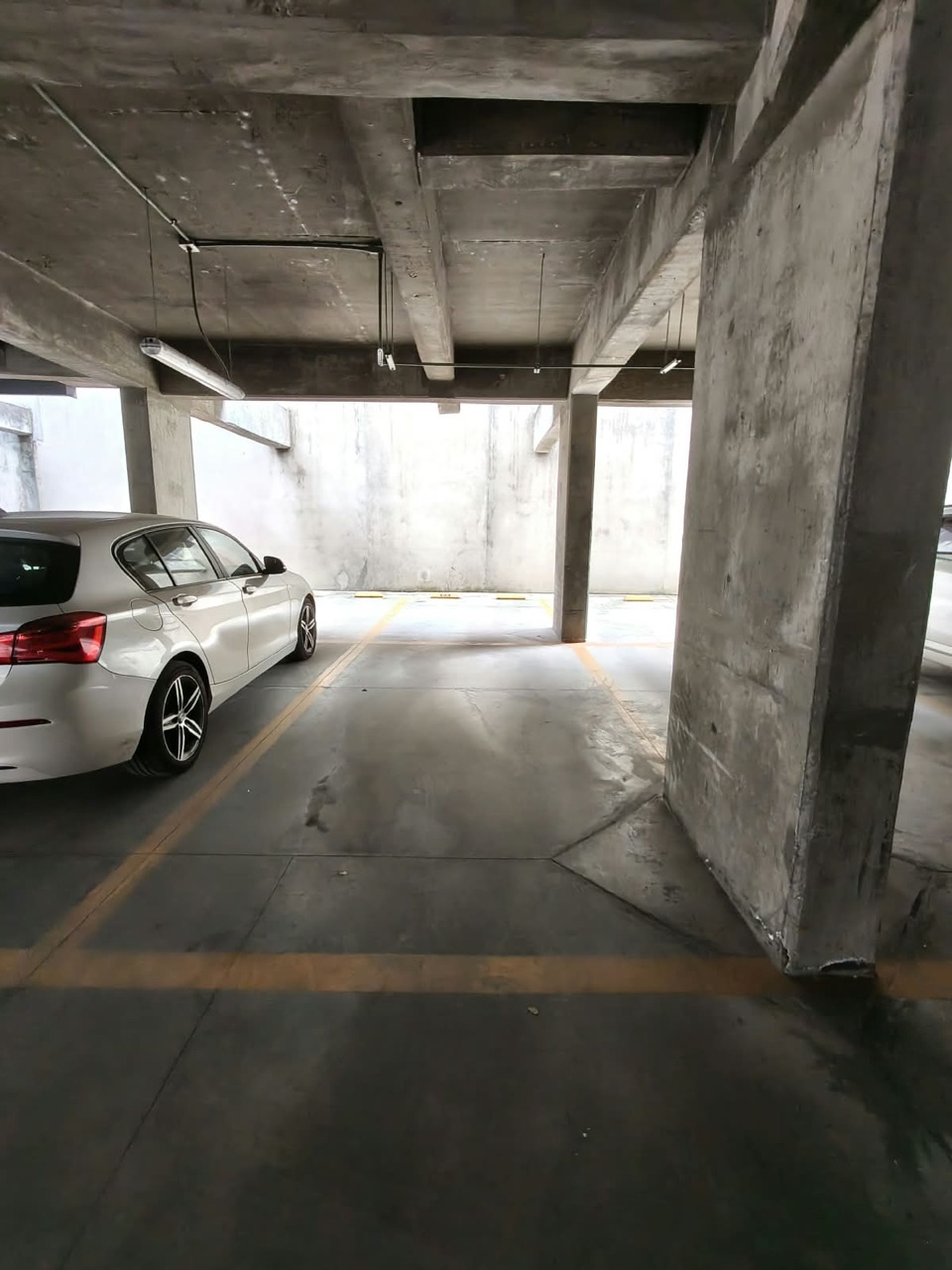 Estacionamiento techado del edificio