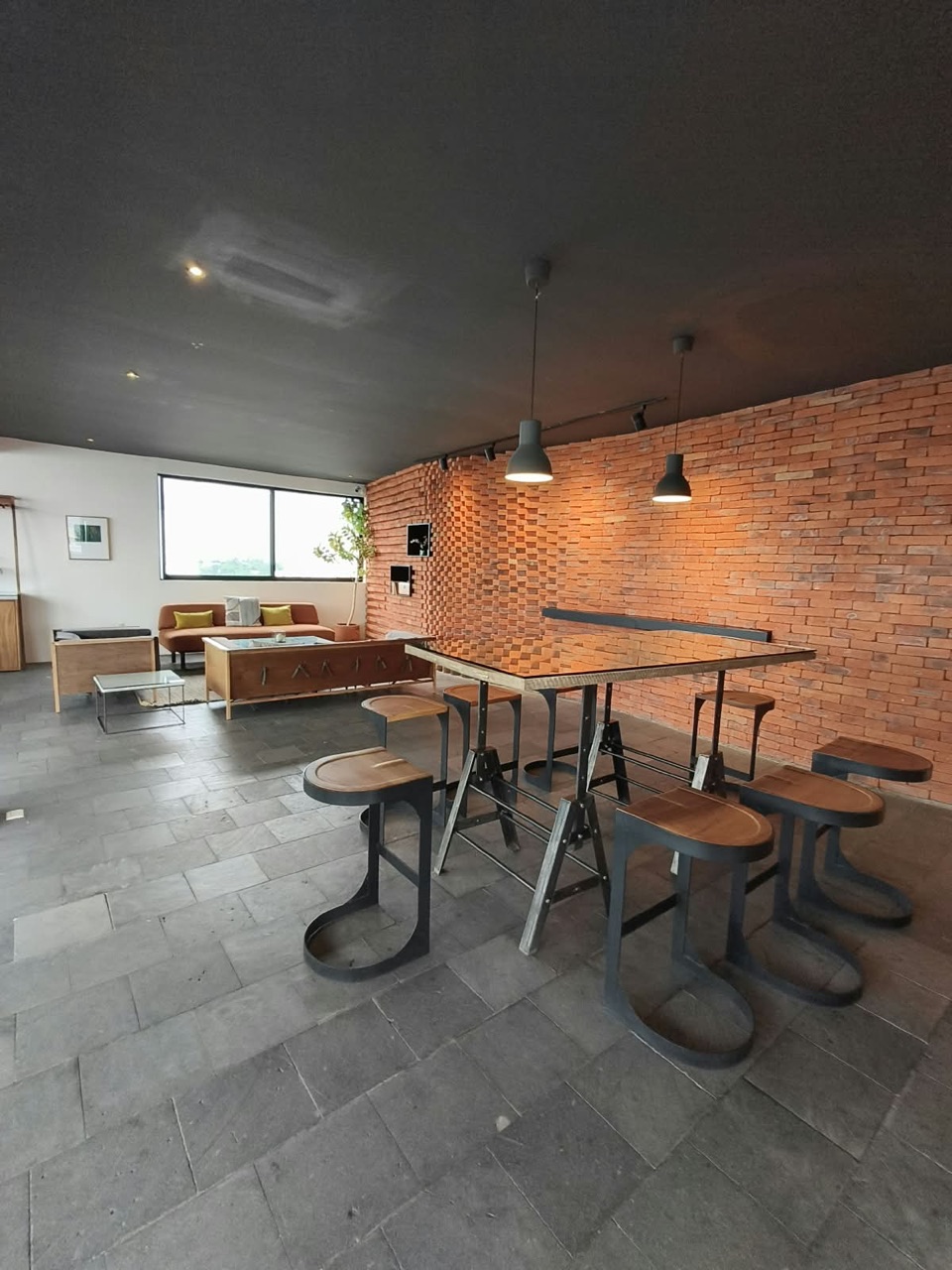 Coworking con mesa de trabajo y bancos
