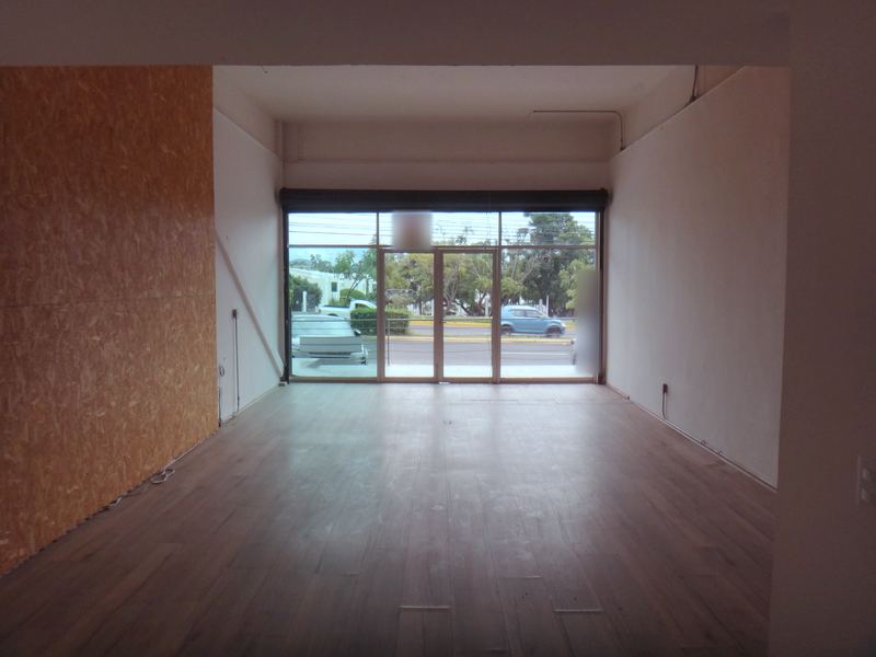Interior del local hacia la fachada de cristal